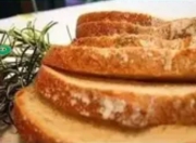 面包变干硬？微波加热时加杯水，30秒还原松软口感