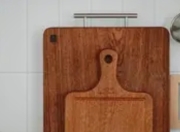 砧板收纳难题？夹子+晾衣架挂起来，厨房瞬间变整洁